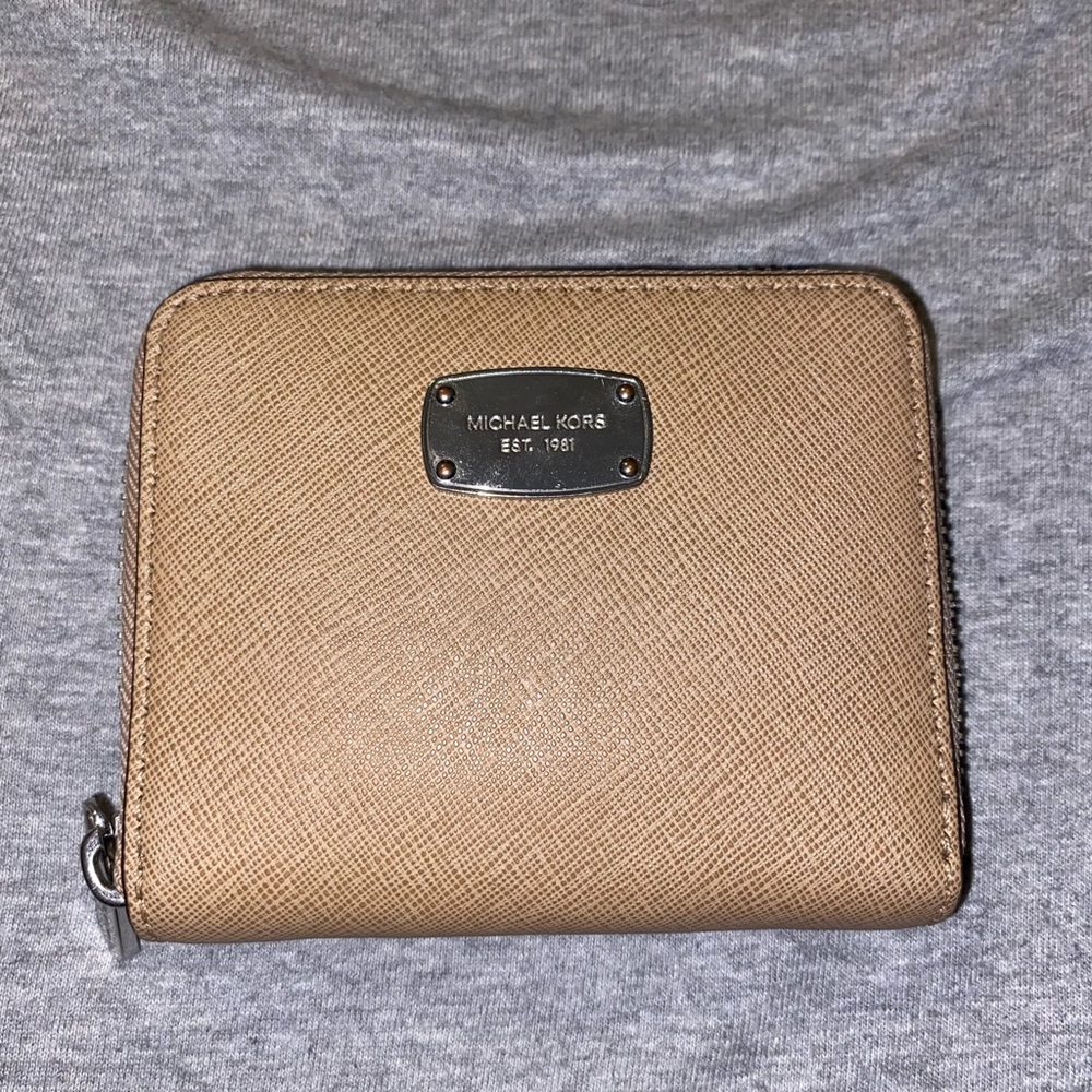 MK wallet, used once. 10/10 condition! - Picture 1 of 3